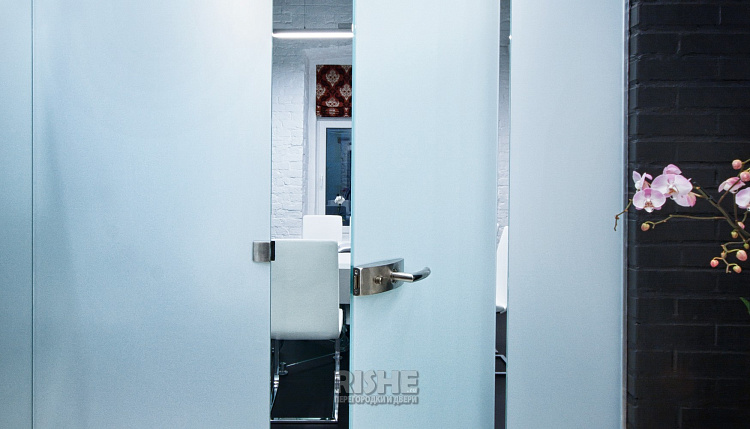 №211  # Беспрофильное остекление, . 'RISHE-С1', ^ Тонированные, ` Цельностеклянные двери.jpg